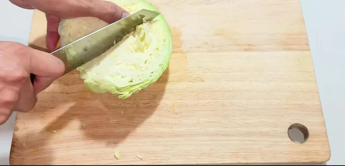Remove the hard corner at the top of the cabbage and slice it thinly.