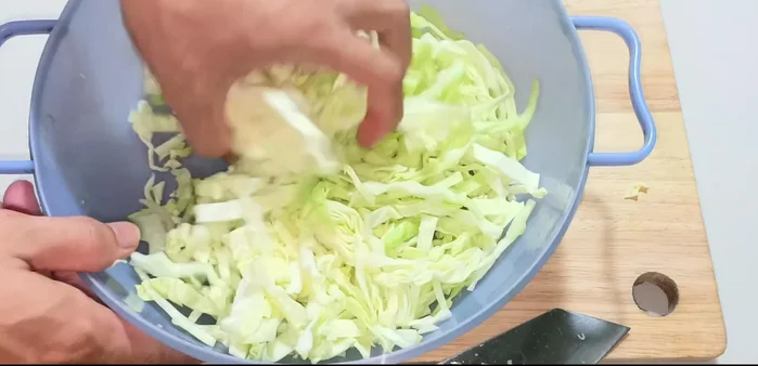 Wash the sliced cabbage two to three times with water and drain.