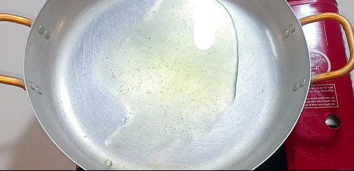 Heat cooking oil in a pan, add garlic and fry until golden and fragrant.