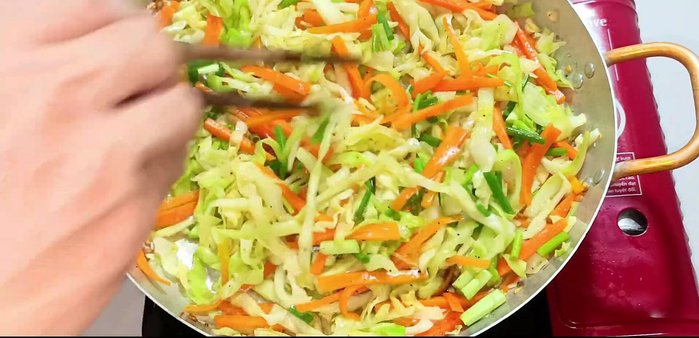 Add green onions, stir well, and turn off the stove.
