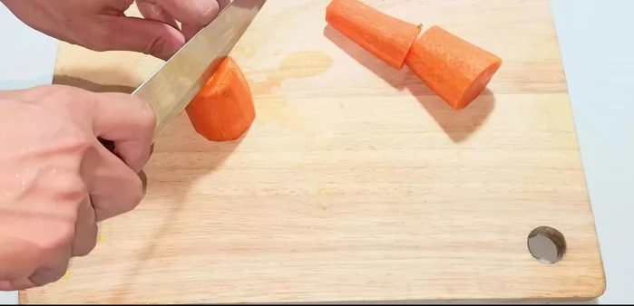 Peel and wash the carrots. Divide into three parts and slice into moderately thick pieces.