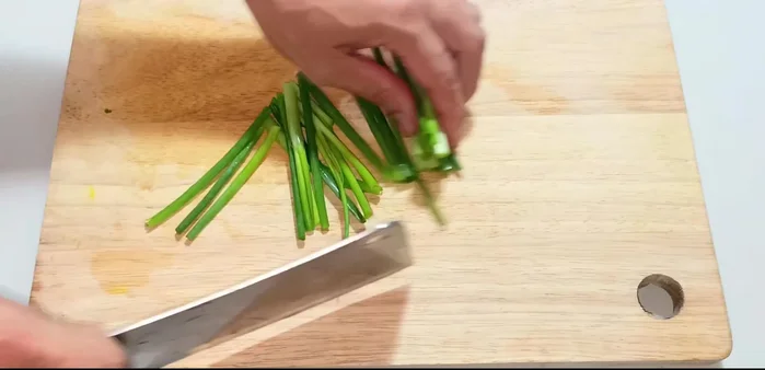 Wash cabbage leaves and cut into short pieces (1-2cm).
