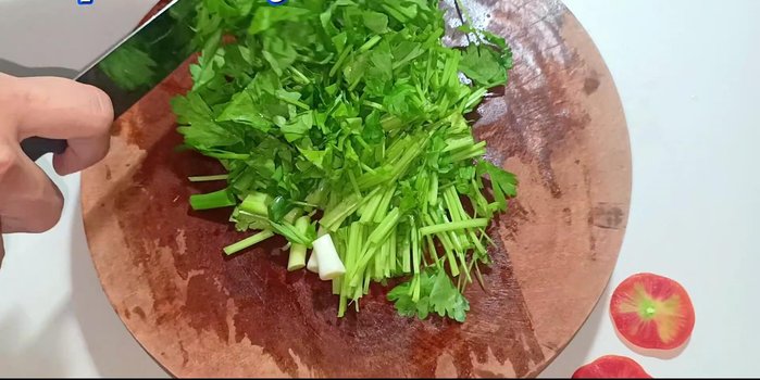 Prepare vegetables: Chop green onions (3cm long), shallots finely, and celery.