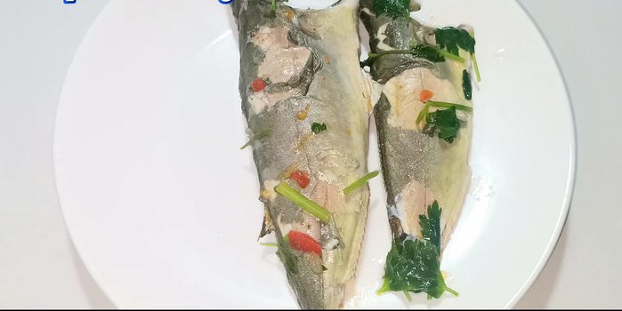Serve the soup. You can optionally remove the fish to a separate plate and pour chili fish sauce over it for extra flavor.