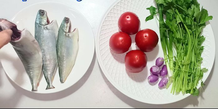 Clean the fish: Remove the intestines and fins, wash, and drain.