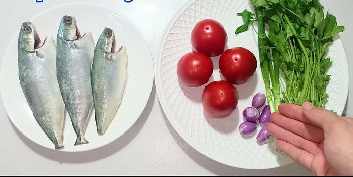 Prepare tomatoes: Choose ripe tomatoes. Remove the head from three tomatoes and cut them into five parts each. Cut one tomato into small cubes for color.