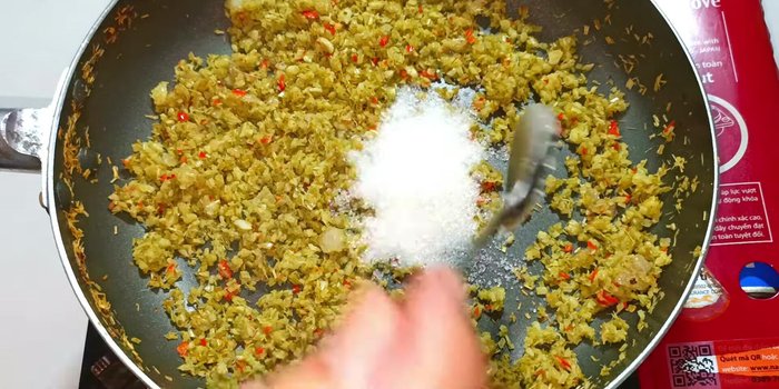 Turn off the stove. Add sugar, cornstarch, shrimp paste, and other seasonings (chili sauce, water, salt).