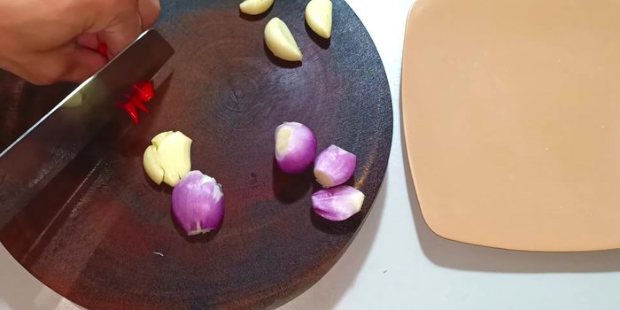 Chop the shallots, garlic, and chili peppers.