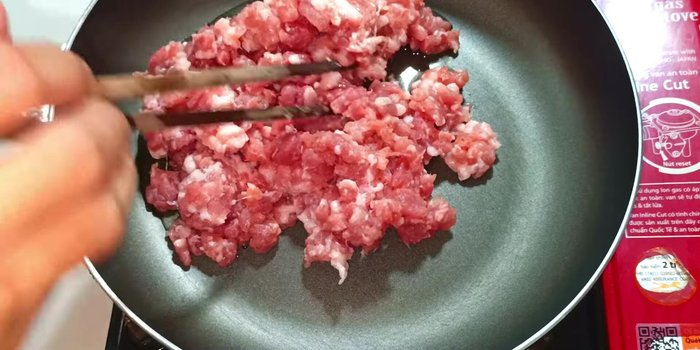 Heat cooking oil in a pan. Add minced meat and stir-fry until slightly rare. Turn off the stove and set aside.