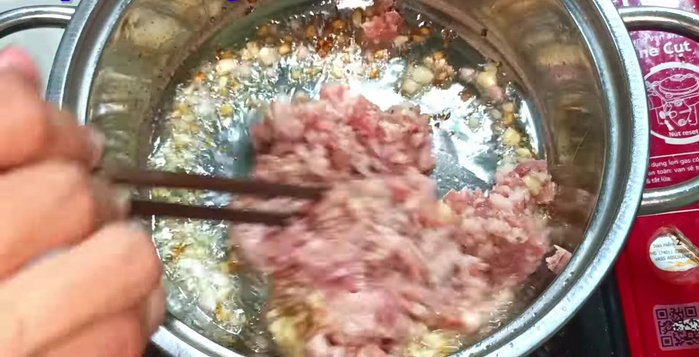 Add the marinated meat to the pot and stir-fry until slightly browned. (149.16)