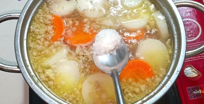 Season with seasoning powder, MSG, sugar, salt, and pepper to taste. (228.519)