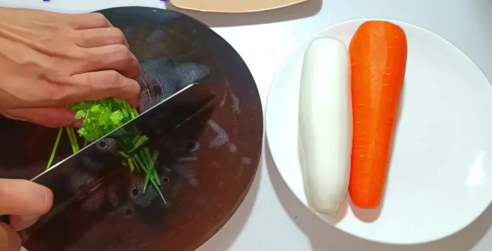 Chop cilantro and green onions into 2cm lengths. (51.32)