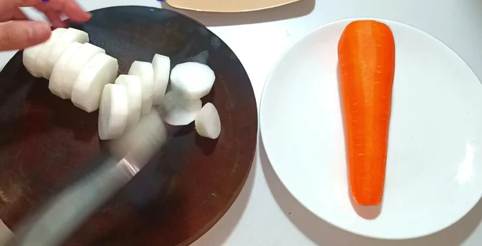 Slice white radish into 2cm thick pieces. Slice carrots into 1cm thick pieces (slightly thinner than radish). Finely chop garlic and shallots. (64.239)