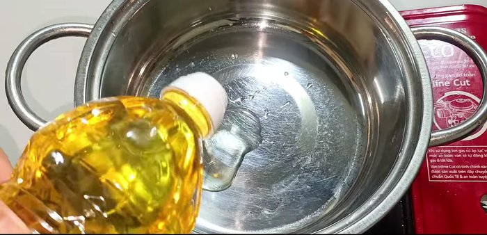 Heat cooking oil in a pot. Add the chopped shallots and sauté until fragrant and slightly golden.