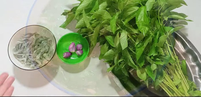 Wash the shrimp and set aside. Prepare the shallots and chop them into small pieces.