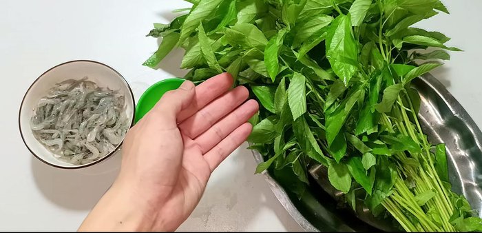 Prepare the water spinach: pick the leaves, discarding any with worms. Wash thoroughly.