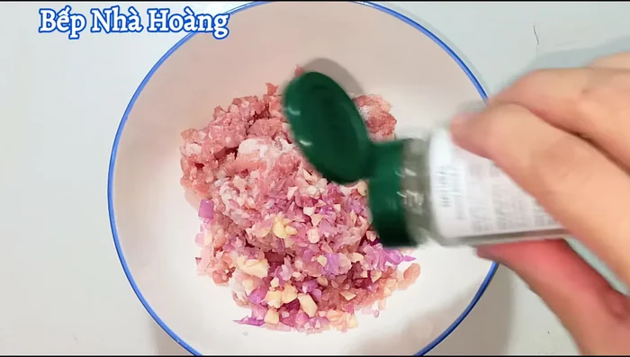 Marinate the minced meat: Mix minced meat with half of the minced garlic and shallots, ground pepper, 1 tsp seasoning powder, 1/2 tsp MSG, and 1/2 tsp sugar. Let it marinate for 5 minutes (193.599).
