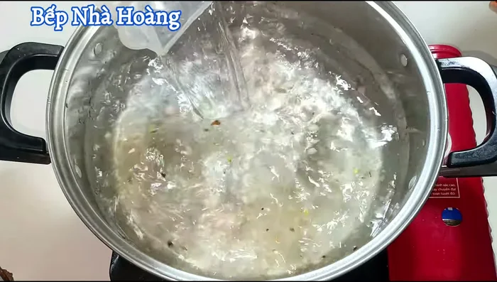 Boil the soup: Add 1.5 liters of water to the pot. Add the beetroot first, then cover and cook for 15 minutes (245, 261.4).