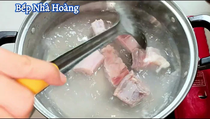 In a bowl, combine the blanched ribs, half of the minced garlic and shallots, ground pepper, ½ teaspoon MSG, ½ teaspoon sugar, ½ teaspoon seasoning powder, 1 teaspoon fish sauce, and a little water. Marinate for 15 minutes.