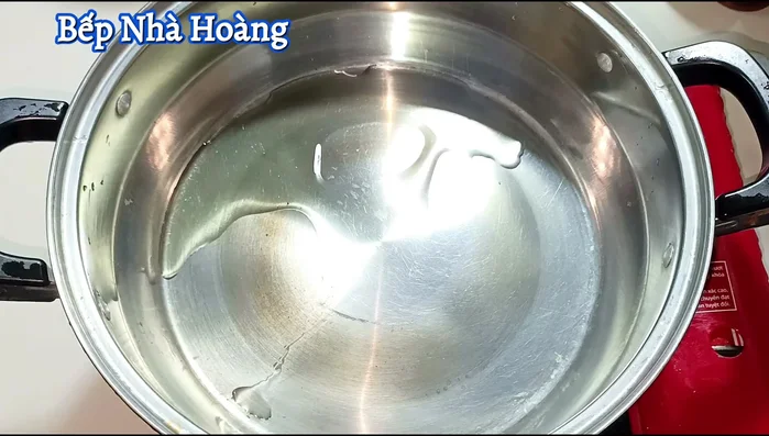Heat cooking oil in a pot, add the chopped green onions and minced shallots, and fry until fragrant.