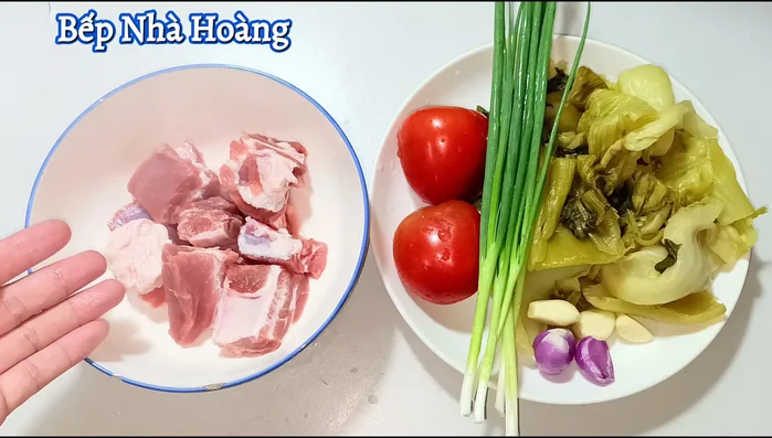Wash and drain the young ribs. Blanch briefly in boiling water to remove any smell and preserve nutrients.