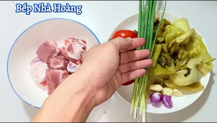 Wash the pickled cabbage thoroughly (2-3 times), squeeze out excess water, and drain.