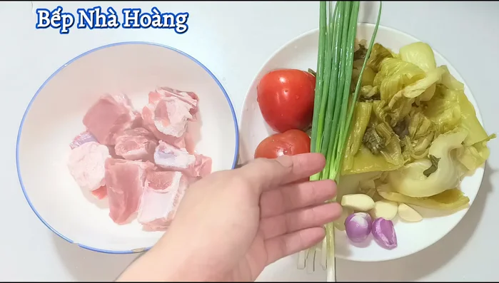 Prepare the vegetables: Cut tomatoes in half (or smaller pieces), chop green onions (2-3cm pieces), and finely chop garlic and shallots.