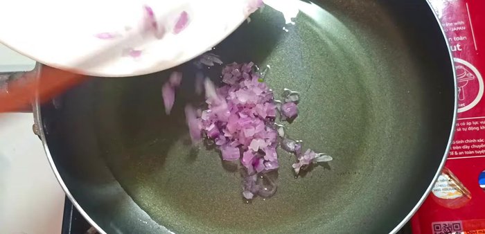 Heat cooking oil in a pan over medium heat. Add shallots and fry until fragrant and slightly golden brown.