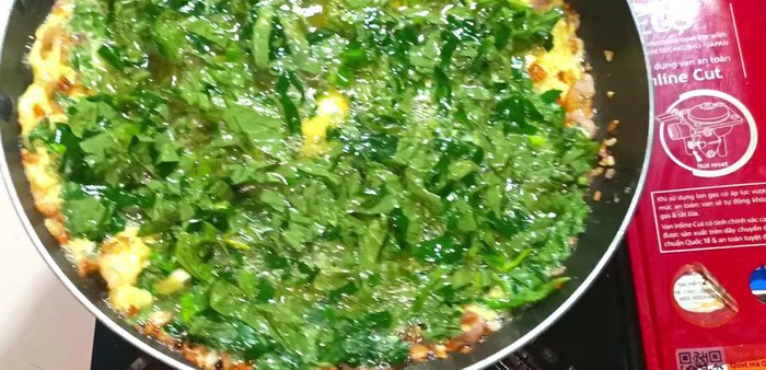 Cook the eggs, moving the pan to cook the edges first, then the middle. Avoid burning by rotating the pan every 3-40 seconds.