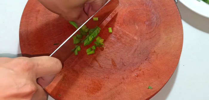 Chop green onions into small pieces.