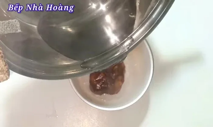 Mash 50g of michi (tamarind pulp) with 150ml of boiling water to extract its essence.