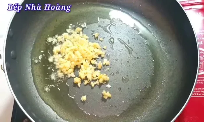 Heat a little oil in a pan. Add 2 tablespoons of minced garlic and 1 tablespoon of minced chili (adjust chili amount to your preference). Stir-fry until fragrant.