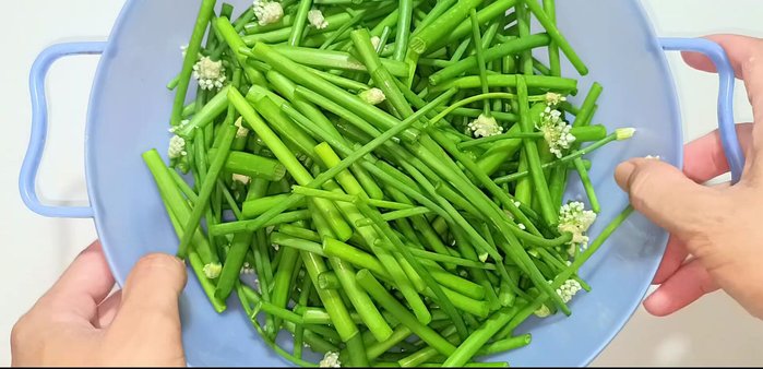 Wash the green onion pieces three times and drain thoroughly.
