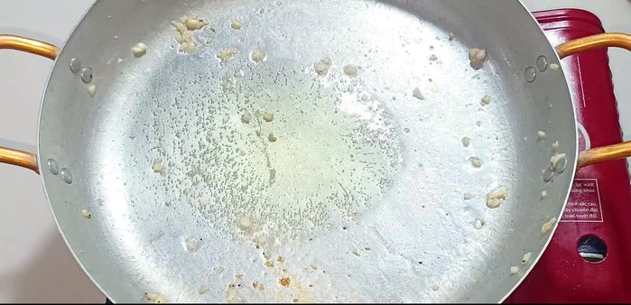 Add a little more cooking oil to the pan. Add minced garlic and fry until golden and fragrant.