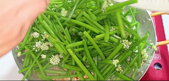 Add the green onion pieces, stir-fry, and add 2 spoons of water to prevent burning.