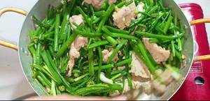 Stir-Fried Onion Flowers with Pork: Easy Family Recipe