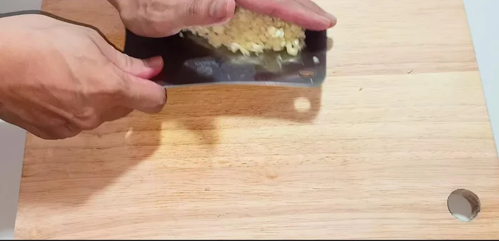 Wash the green onions and cut them into 3-4 cm pieces.