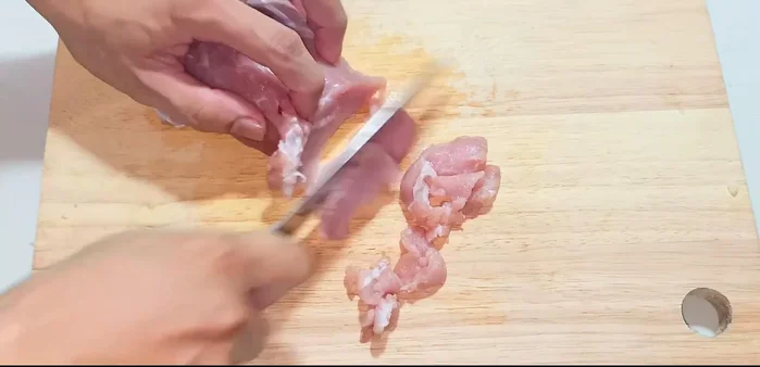 Select a piece of pork belly with only fat, no interspersed lean meat.