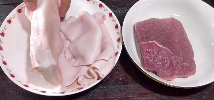 Prepare the pork fat, skin, and lean meat. Boil the skin until soft. Cut the fat into thin slices for lining the molds and dice the rest. Cut the meat into pieces.