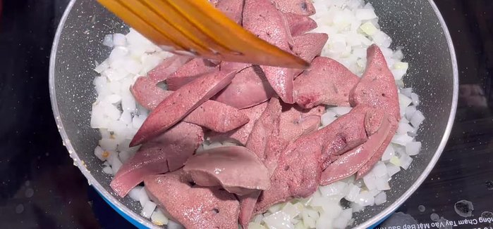 Add the liver to the pan and stir-fry over medium heat. Season with seasoning powder, pepper, fish sauce, and Mai Que Lo wine. Add butter/margarine near the end.