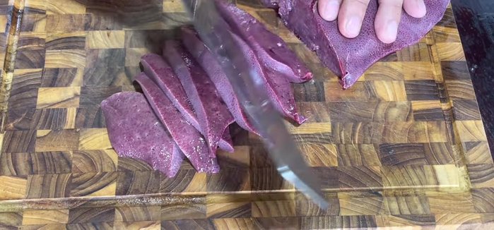 Cut the liver into small pieces. To remove the fishy smell, you can either soak it in rice flour for 4-5 minutes then rinse thoroughly, or soak it in unsweetened fresh milk for at least 5-6 hours in the refrigerator.