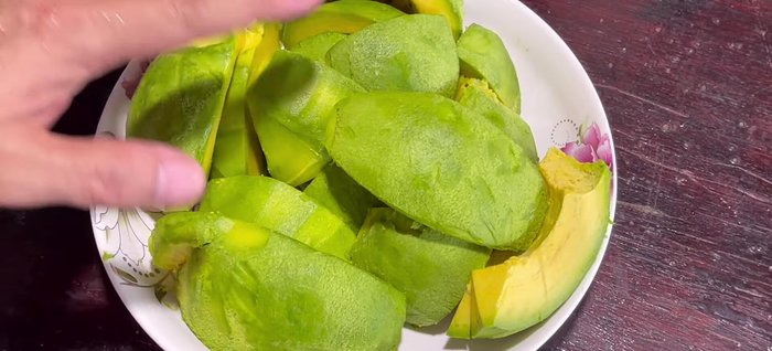 Prepare the avocados: remove seeds and peel the skin carefully to retain the green layer for a better color.