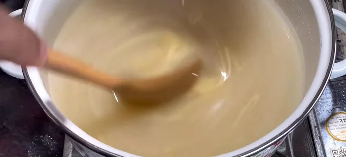 Add 200g of milk to the jelly, stir well, and cook until it boils again.