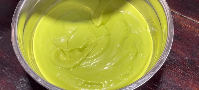 Quickly add the blended avocado mixture to the jelly. Stir well and immediately pour into molds.