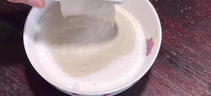 Mix jelly powder and sugar. Add soaking water to make it easier to stir and less lumpy.