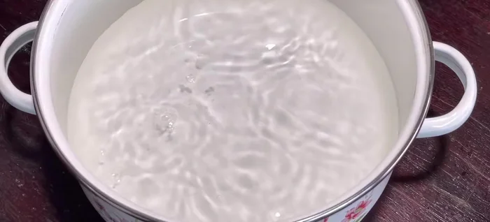 Combine the sugar and jelly mixture with 800ml of water in a pot. Let it bloom for 15-30 minutes.