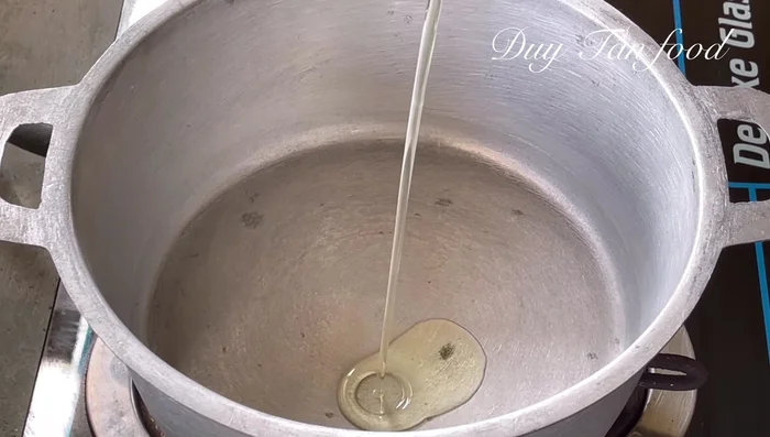 Sauté aromatics: Heat cooking oil in a pot. Add the prepared aromatics and sauté until fragrant.