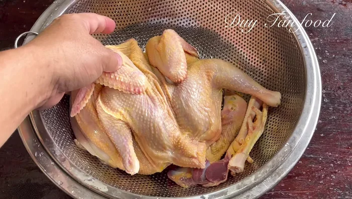 Prepare the chicken. Clean and weigh the chicken (about 600g).