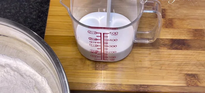 Gradually add 500ml of a mixture of coconut milk and water to the dry ingredients, mixing until a thick batter forms. Add more water if needed (total water used: 600ml). Let the dough rest for 30 minutes.