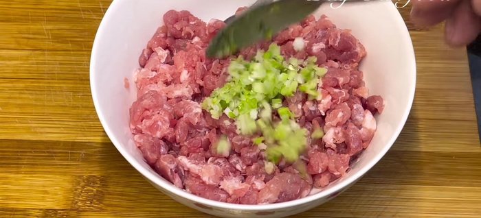 Marinate the ground meat with minced onion, seasoning powder, and pepper.